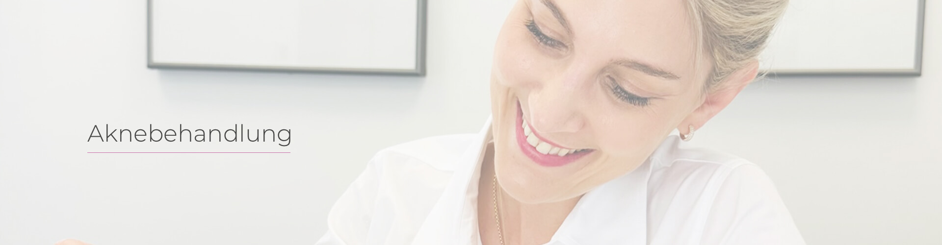 Dr. Christina Haut lächelnd in ihrer Praxis, präsentiert Materialien zur Aknebehandlung, umgeben von medizinischen Instrumenten und Informationsmaterialien, vermittelt eine positive und professionelle Atmosphäre für die Behandlung von Akne.