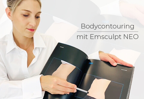 Dr. Christina Haut zeigt in einem Buch, wie Emsculpt Neo funktioniert, im Hintergrund ein Emsculpt Neo-Gerät, illustriert Bodycontouring-Technologien, in ihrer Praxis, unterstreicht ihr Fachwissen und die moderne Ausstattung für Bodycontouring-Behandlungen.